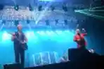 Aksi Atraktif Air Supply di Surabaya