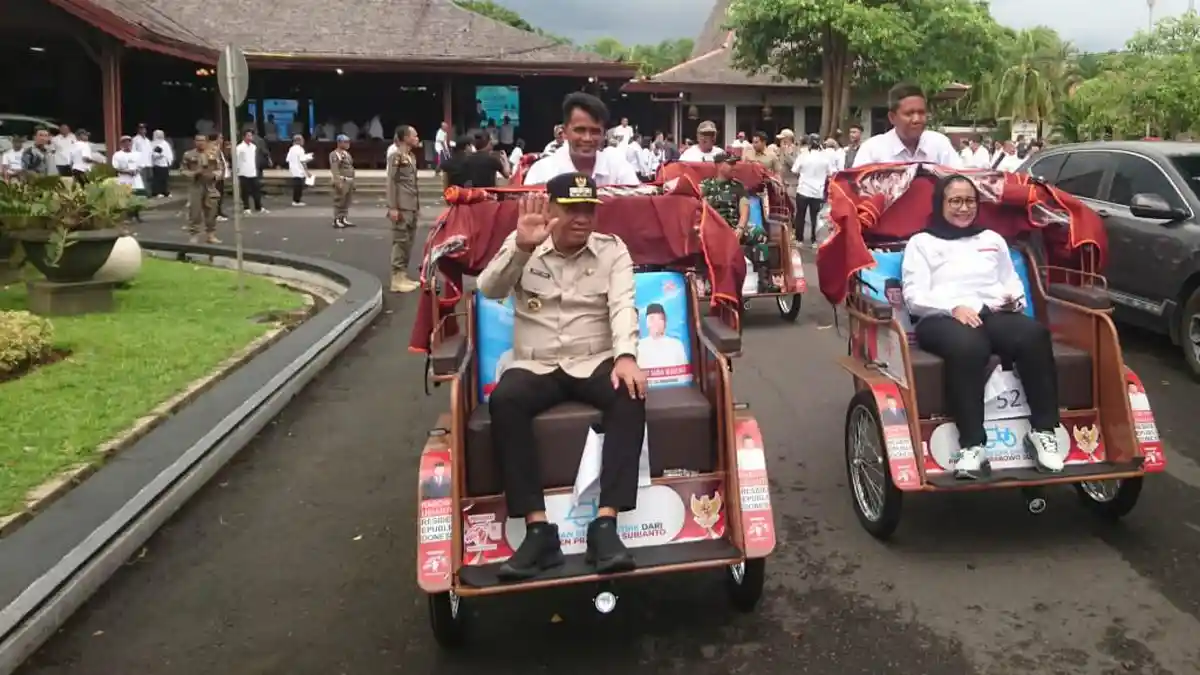 Konvoi Tukang Becak dan Pejabat di Tulungagung Mewarnai Penyaluran Bantuan Becak Listrik