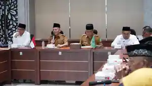 Wabup-Pasuruan-KH-Shobih-Asrori-saat-rapat-persiapan-pemberangkatan-jemaah-haji-asal-Pasuruan.jpg