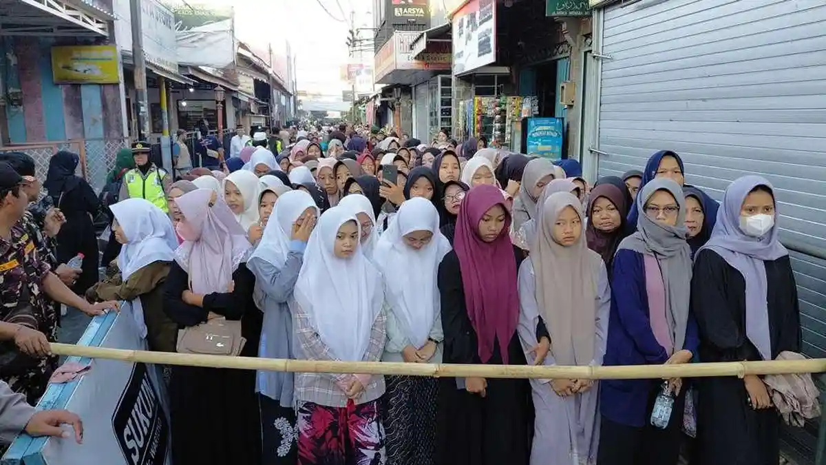 Antre Nasi Jangkrik, Ribuan Orang Padati Kawasan Menara Kudus - Tribunjateng.com