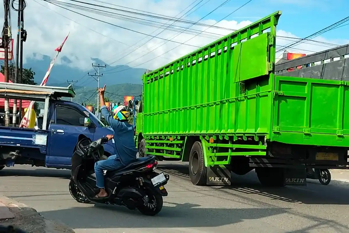 Kendaraan Plat Nomor Luar Daerah Banyak Beroperasi di Ende Samsat: Merugikan Daerah