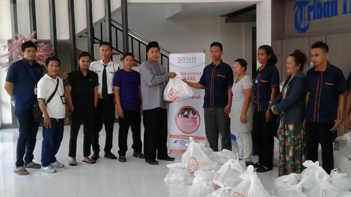 Laznas BMH Sulsel Berbagi Paket Sembakountuk Loper Koran