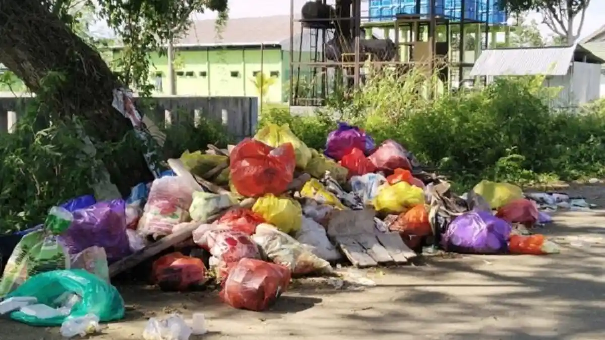 Sampah di KTM Tobadak Mamuju Tengah Berbau dan Berserakan