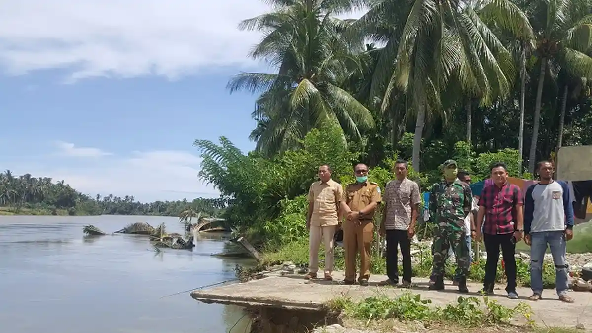 Ketua Komisi II DPRA Tinjau Kondisi Erosi Krueng Kluet