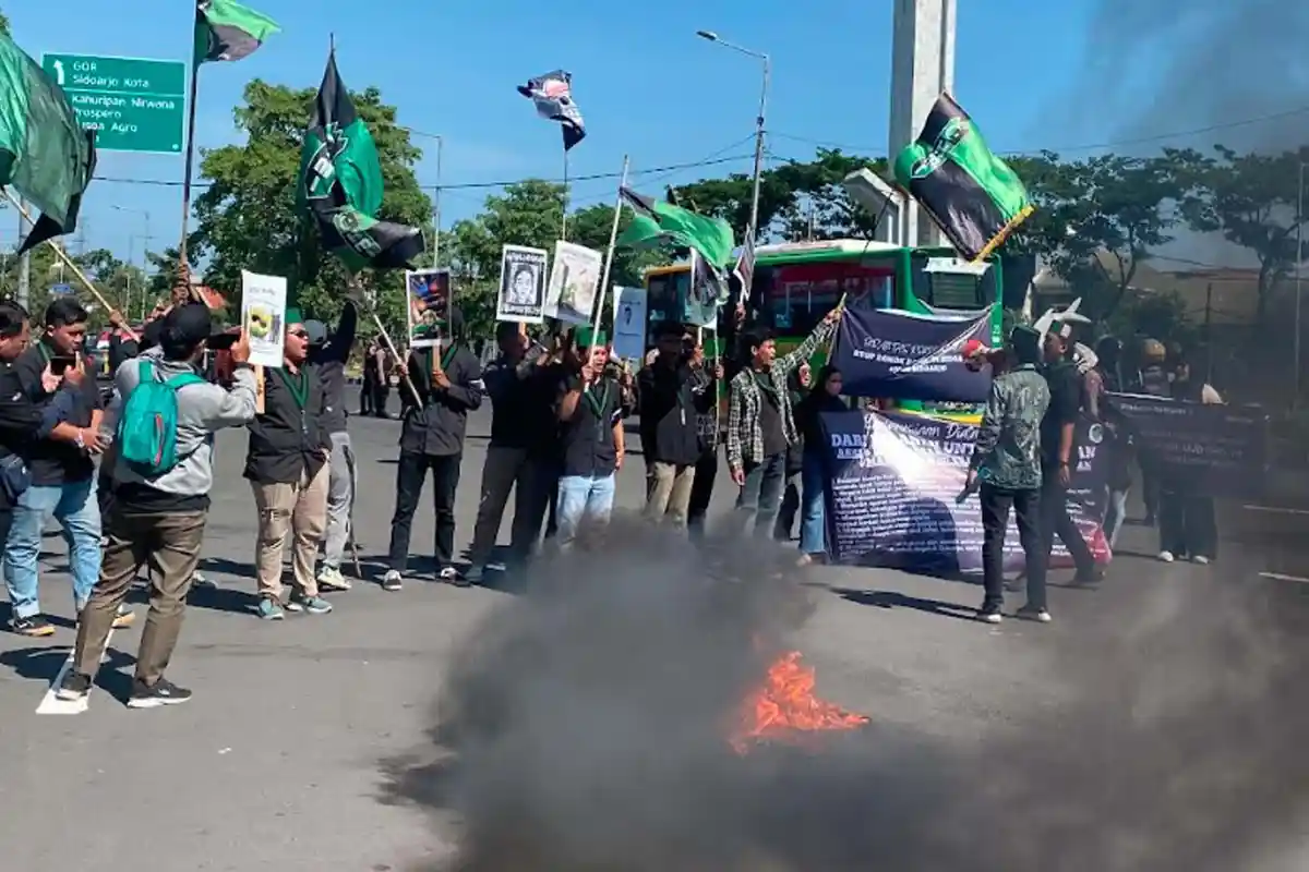 Mahasiswa Gelar Aksi Jalanan di Depan Exit Tol Sidoarjo, Isu Kematian Affan Hingga Rokok Ilegal