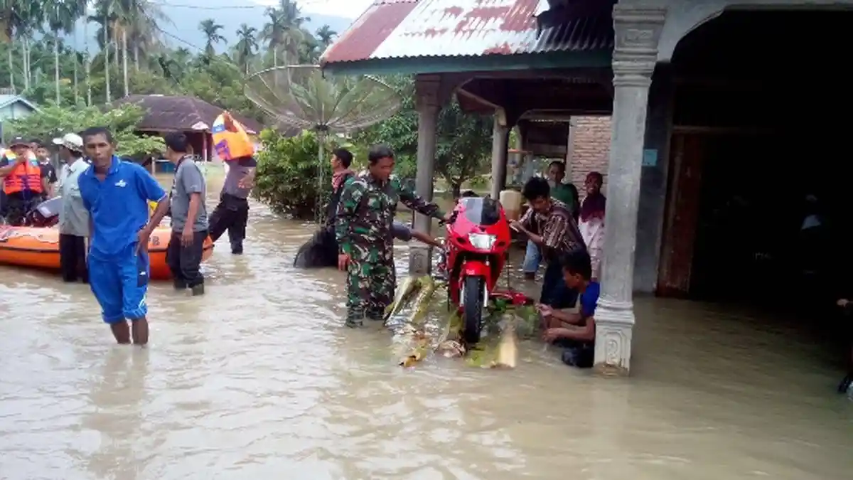 Banjir Rendam Empat Desa di Pesawaran, Kodim 0421 Bantu Bersihkan Rumah