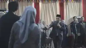 Momen-Mantan-Bupati-Konawe-Utara-Ruksamin-Arahkan-Foto-Bersama-Usai-Sertijab-Bupati-Wabup-Konut-Baru.jpg