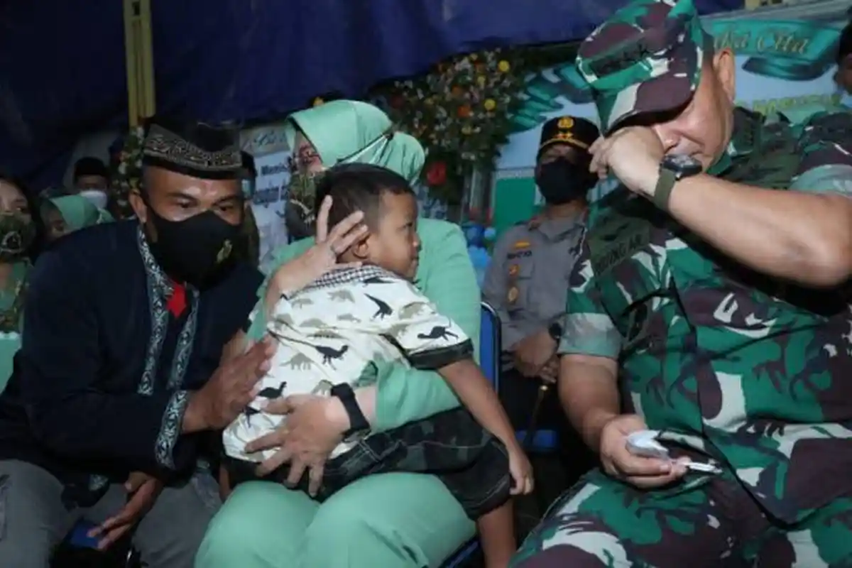 Tangis Jenderal Dudung Pecah saat Jenguk Anak Babinsa yang Gugur Diserang OTK di Papua