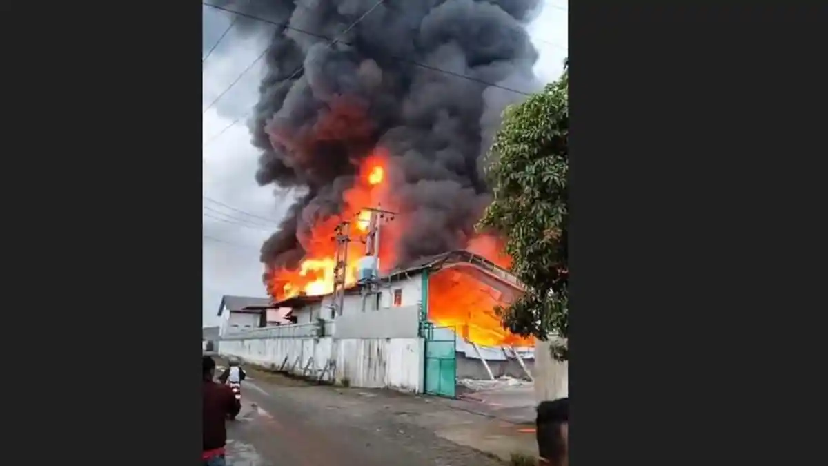 Polisi Olah TKP dan Usut Penyebab Terbakarnya Pabrik Sepatu Karet PT Yumeida di Deli Serdang