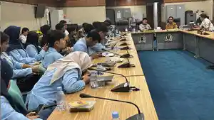 Puluhan-mahasiswa-Universitas-Riau-diskusi-DPRD-Riau.jpg