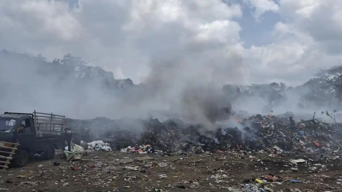 TPA Kulo di Minahasa Masih Diselimuti Asap Tebal, Sampah Terbakar Sejak ...