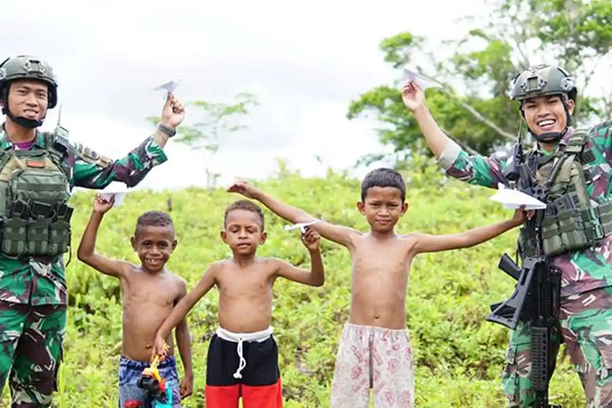 Pasukan Yudha Sakti Terbangkan Harapan dari Papua, Bermain Pesawat Kertas Bersama Anak Maybrat