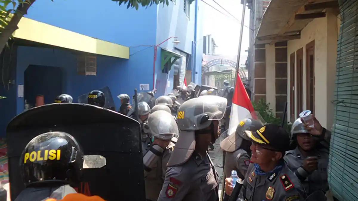 Lima Polisi Tumbang Terkena Lemparan Batu dan Sabetan Kayu Warga Kebonharjo - bentrok-polisi-vs-warga-kebonharjo_20160519_124127.jpg