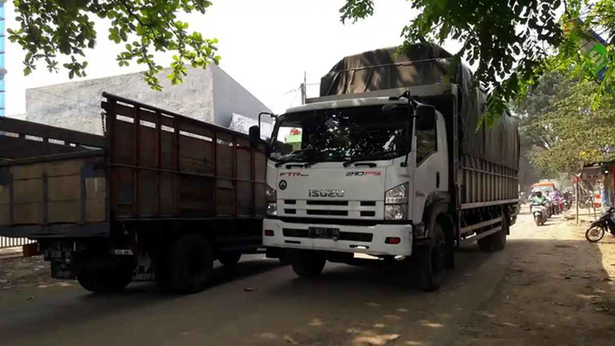 Jalan Mercedes Benz Gunungputri Pagi Ini ramai Lancar, Hati-Hati Banyak Truk Melintas