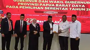GUBERNUR-PAPUA-BARAT-DAYA-Komisi-P.jpg