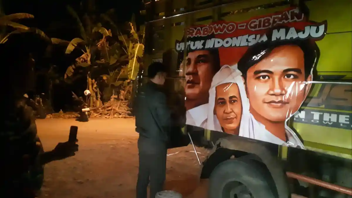 Stiker Prabowo-Gibran Plus Habib Luthfi Marak Dipasang di Bak Truk Sopir di Tegal   
