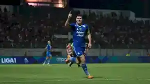 Selebrasi-bek-Persib-Bandung-Nick-Kuipers.jpg
