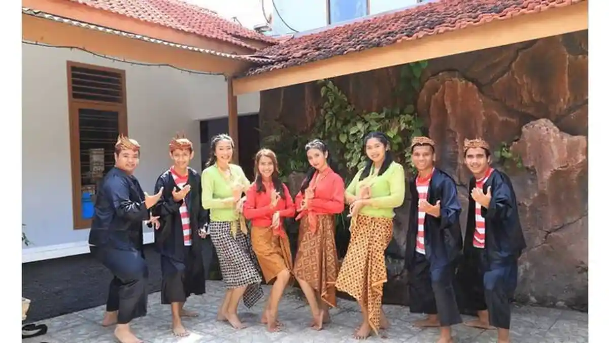 Mengenal Pakaian Adat Madura atau Pesaan, Motif Loreng Merah Putih Ternyata Punya Makna Tersendiri