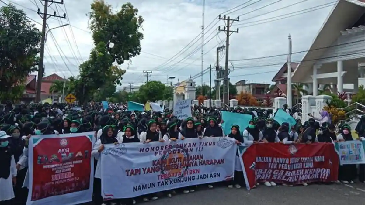 BREAKING NEWS : Ribuan Honorer Tenaga Teknis, Operator Sekolah dan Guru Aksi Di DPRK Aceh Selatan