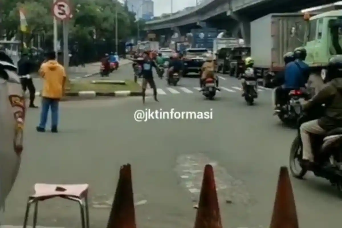 Viral Pria Berkaos dan Celana Pendek Acungkan Senjata ke Pengguna Jalan di Cengkareng, Positif Sabu