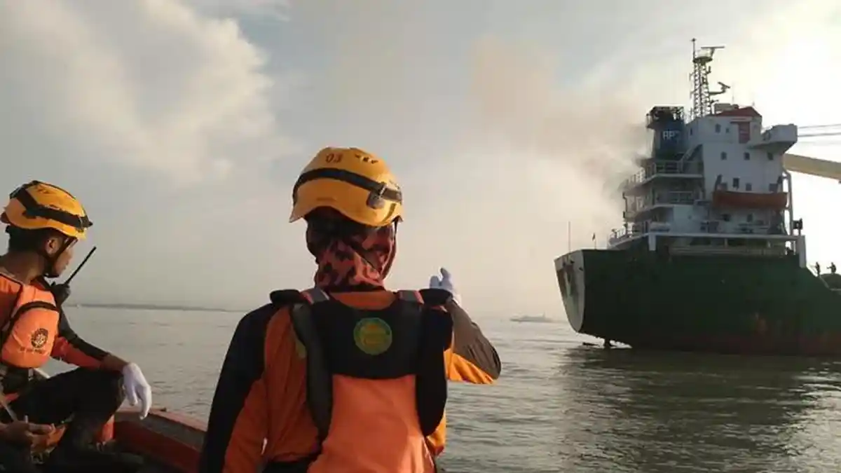 Kapal Cargo Terbakar di Perairan Manyar Gresik, ABK KN SAR Permadi Bantu Pemadaman