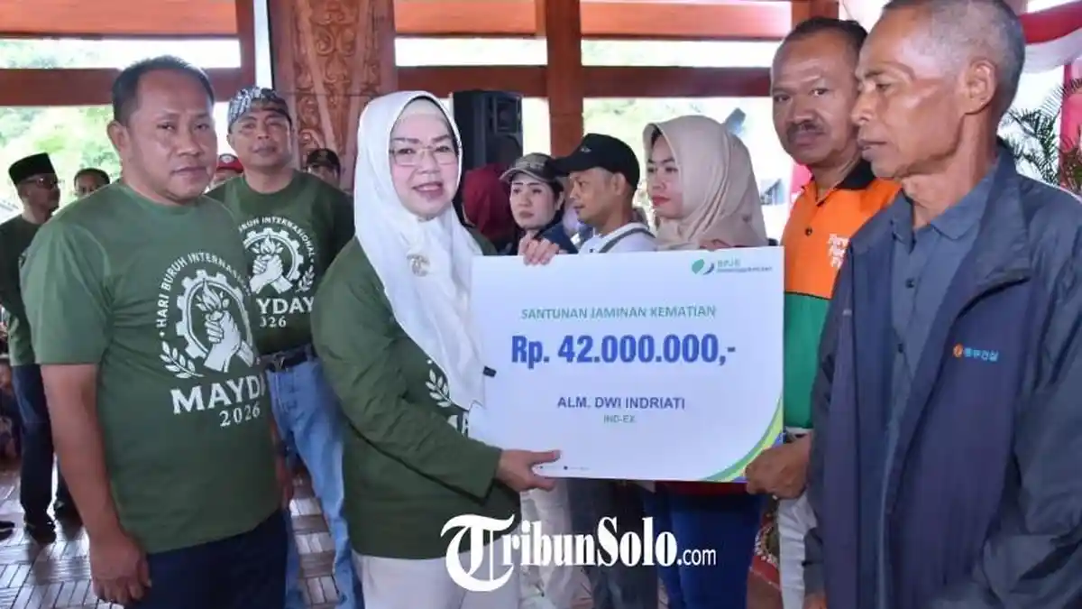 May Day 2026 di Sukoharjo, Ribuan Buruh Senam Bersama & Terima 1.100 Paket Sembako dari Bupati Etik
