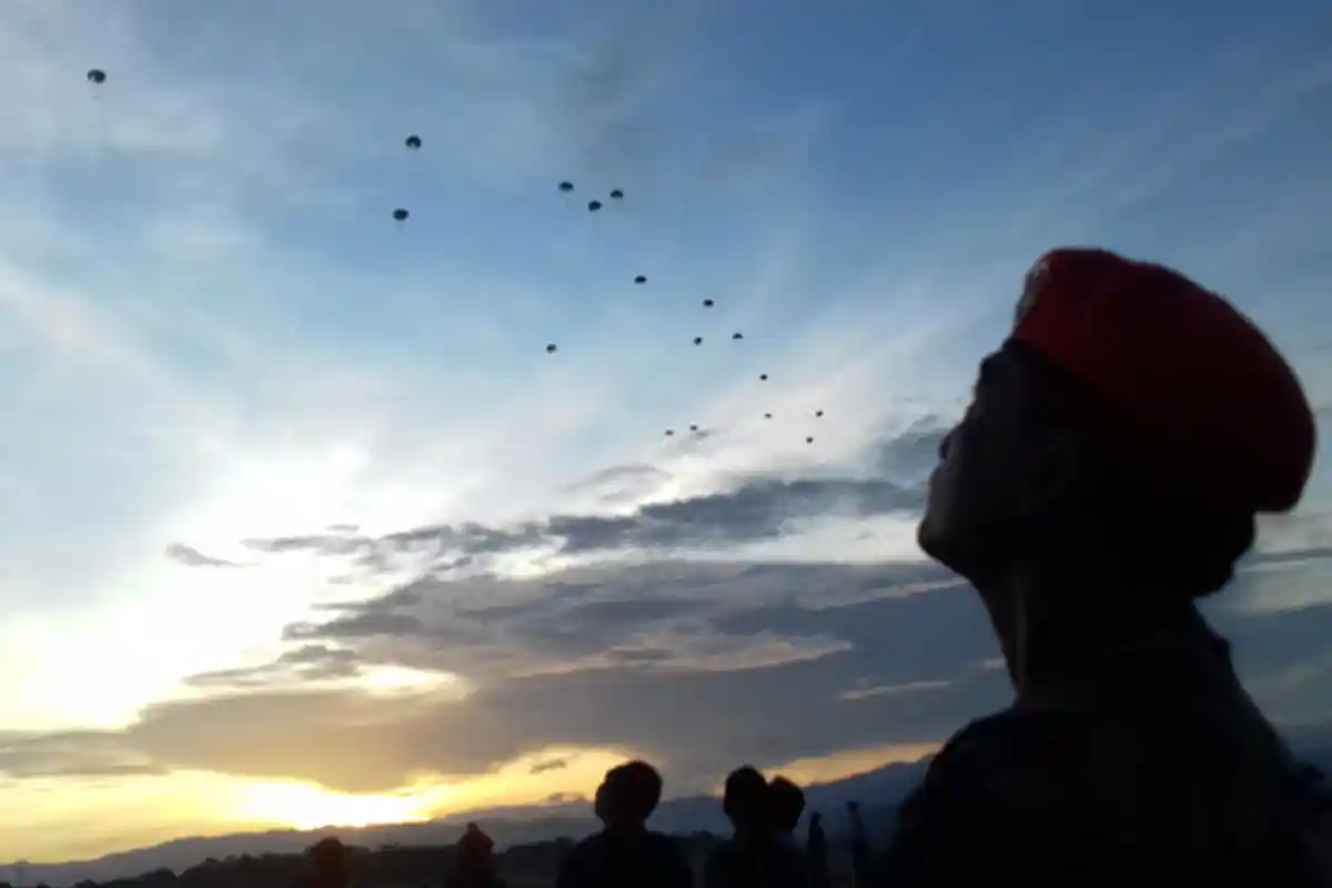 227 Pasukan Khas TNI AU Terjun Payung di Bandara Sultan Hasanuddin