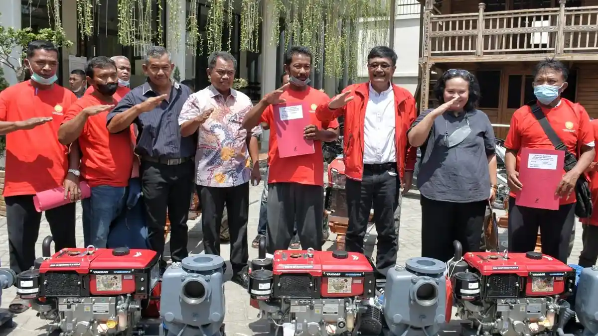 Bupati Sergai Dharma WijayaTerima Delapan Alsintan dari Anggota DPR-RI Djarot Saiful Hidayat