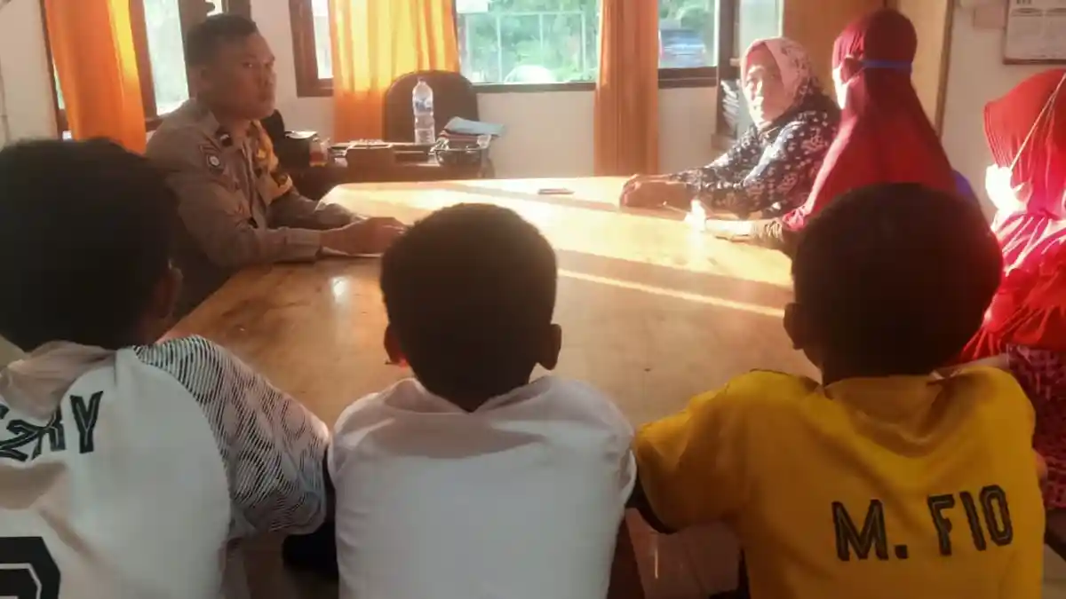 Bhabinkamtibmas Lakukan Mediasi Masalah Pencurian di Mako Polsek Padang Hilir