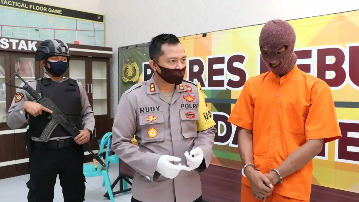 Sakit Hati Diputus Cintanya, DN Sebar Foto Syur Mantan Kekasinya