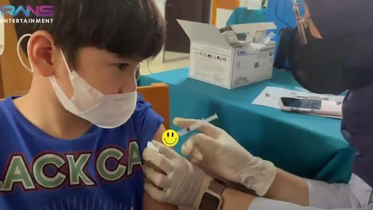 Bikin Perawat Terkejut, Reaksi Rafathar saat Disuntik Vaksin Covid-19 ...