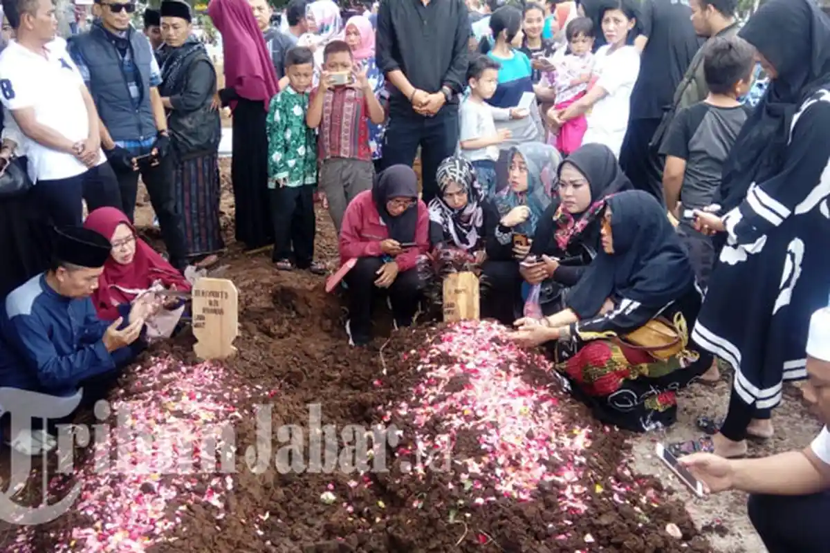 Foto-foto Pemakaman Jenazah Aa Jimmy dan Istri, Faank dan Epy Kusnandar Hadir, Keduanya Tampak Sedih