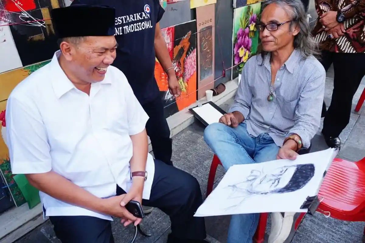 4 Seniman Braga Lukis Wajah Mang Oded, Semua Hasil Lukisan Tunjukkan Ekspresi Wajah Bahagia