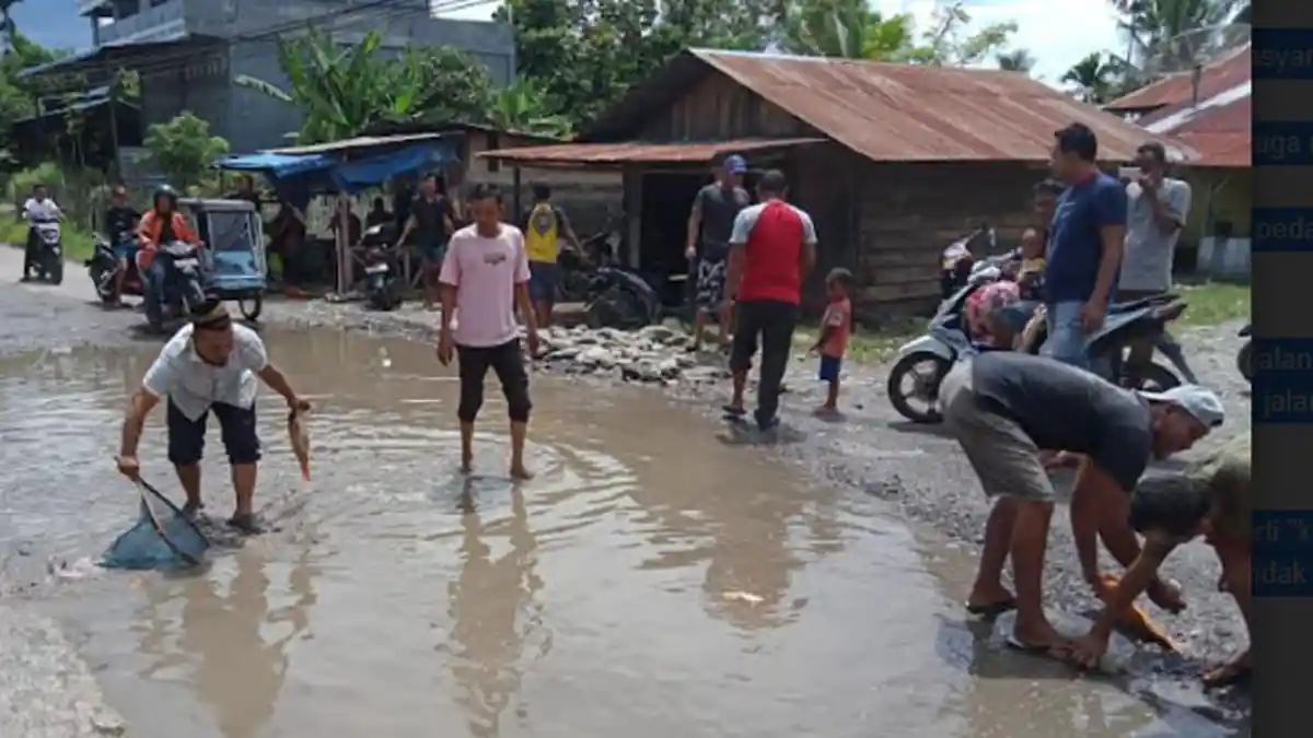 Warga Lepas Ikan di Jalan Becek,  Bentuk Protes akibat Kerusakan