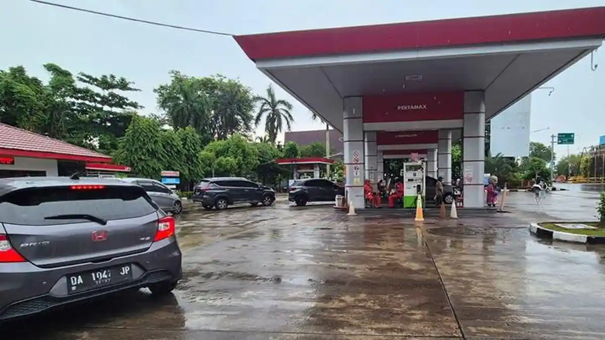 Sehari Pasca Harga Pertamax Naik, Antrean Pertalite di Banjarmasin ...
