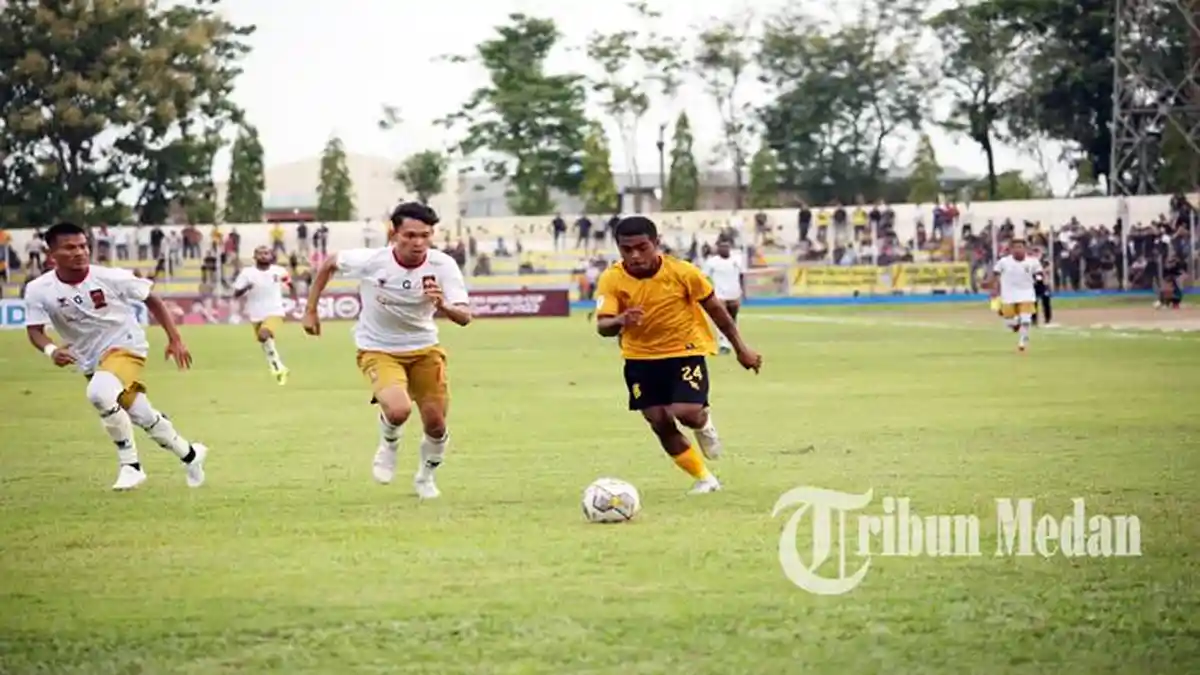Berita Foto: PSDS Lawan Sriwijaya FC Berakhir dengan Skor Kacamata di Stadion Baharuddin Siregar - 1192022_MELEWATI-LAWAN_ABDAN-SYAKURO-4.jpg