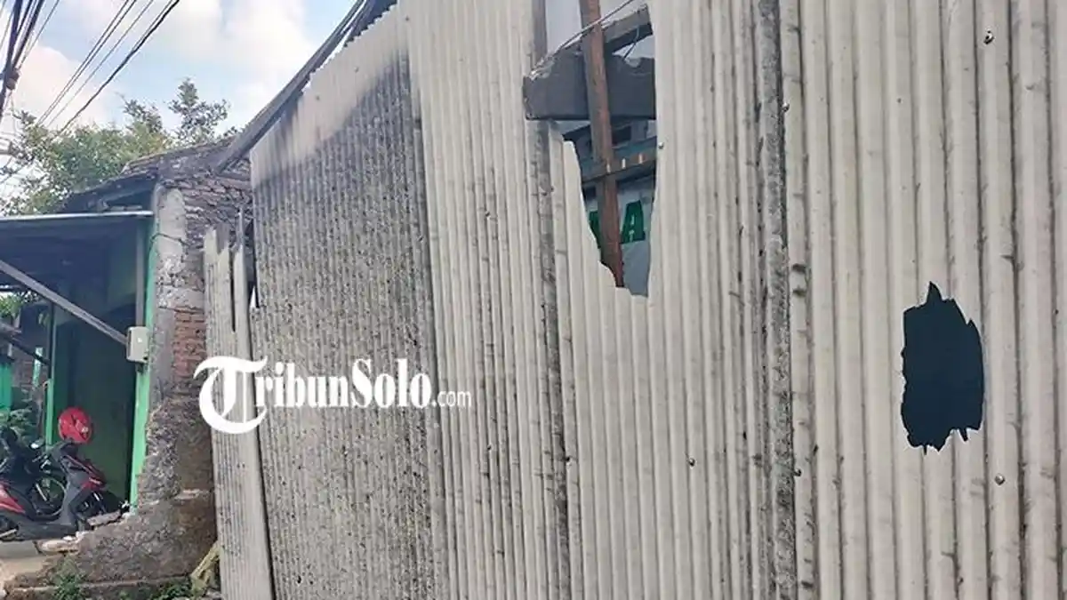 Kecelakaan Maut Kebakkramat, Atap Kios Terapi Ditabrak Elf, Tukiman : Kami Tidak Bisa Bekerja