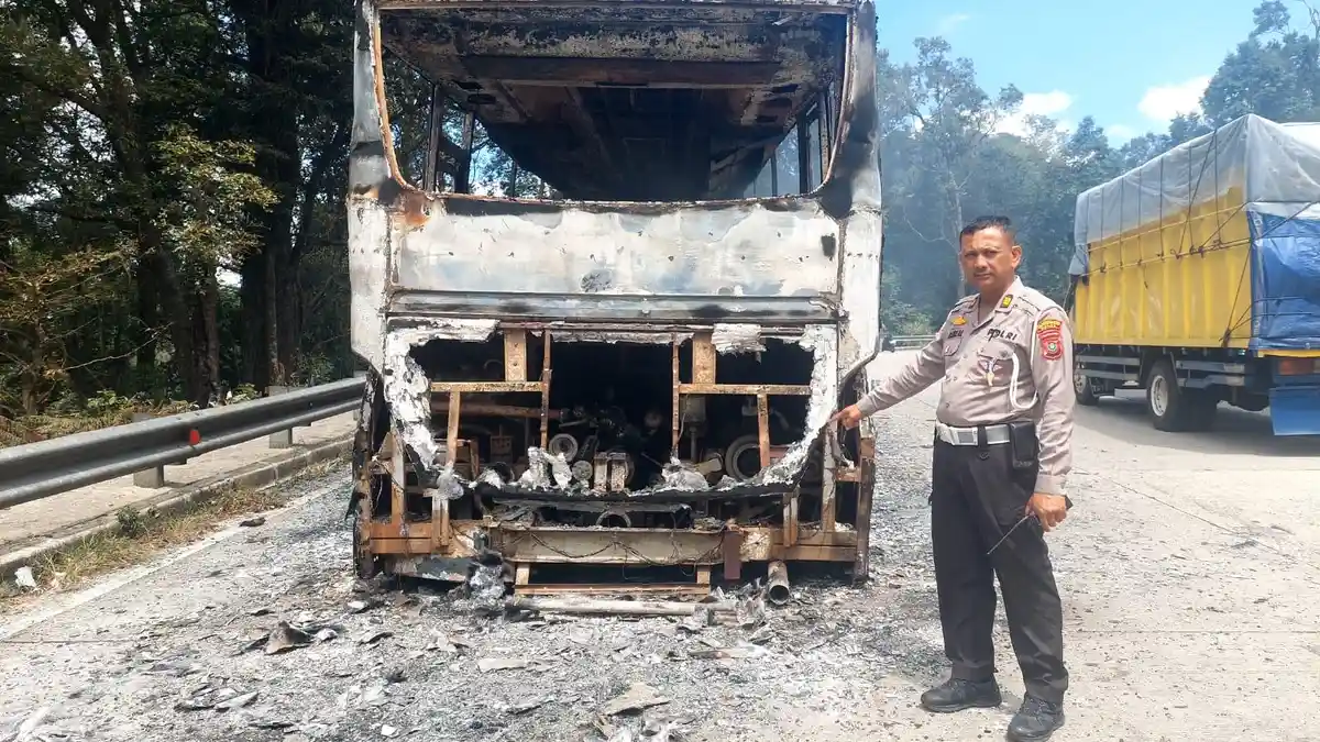 Bus Bawa Rombongan Emak-emak Terbakar Hebat  di Bandar Baru