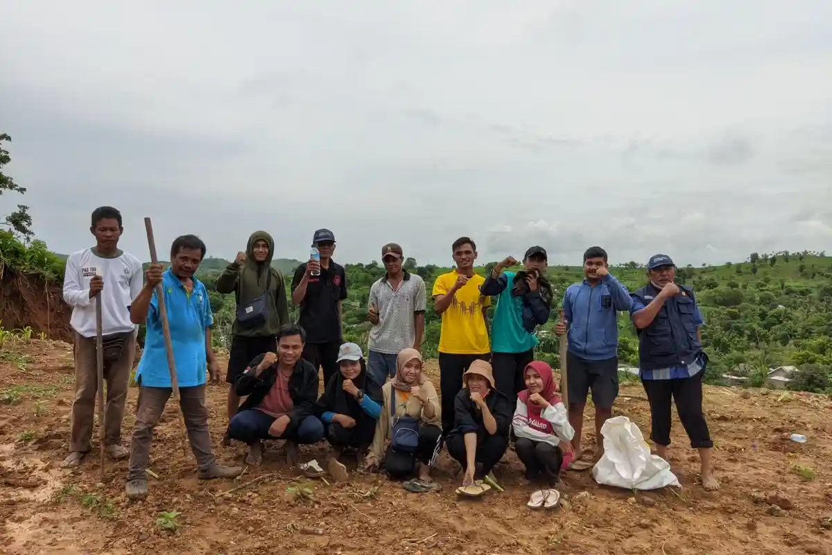 Gandeng Dinas Peternakan, Mahasiswa KKN UNRAM Desa Mertak Adakan Pelatihan Penanaman Pakan Ternak