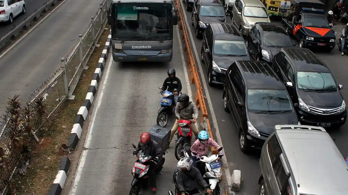 Ahok Akan Pasang Ribuan CCTV Awasi Jalur Busway