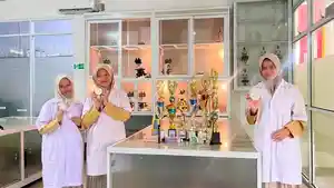 tiga-siswi-SMK-Farmasi-kesuma-Bangsa.jpg