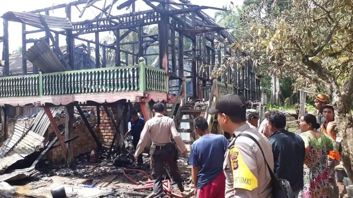 Amper Listrik Keluarkan Api, Rumah Panggung Syamsu di Kembang Paseban, Batanghari, Hangus Terbakar