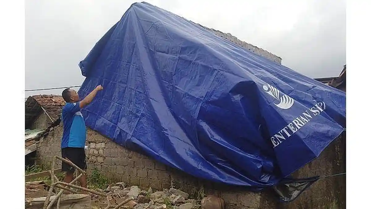 Rumah Janda 3 Anak di Cimahi Ambruk Tertimpa Saung Tetangganya