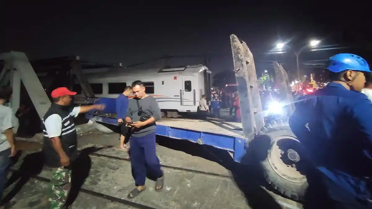 Detik-detik Kecelakaan Kereta Api Semarang, Sopir Truk Sempat Melambai ke Arah Kereta