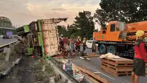 20260426_Kecelakaan-Truk-tronton-bermuatan-tembakau-terguling-di-Tol-Semarang_1.jpg