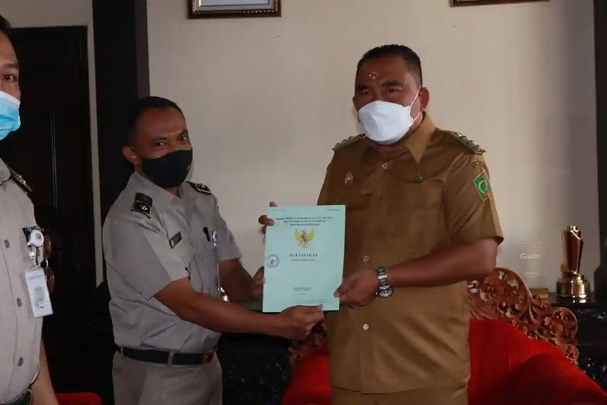 Sertifikat SMP 4 Mendoyo Diserahkan, Bupati Jembrana Atensi Lahan Sensitif