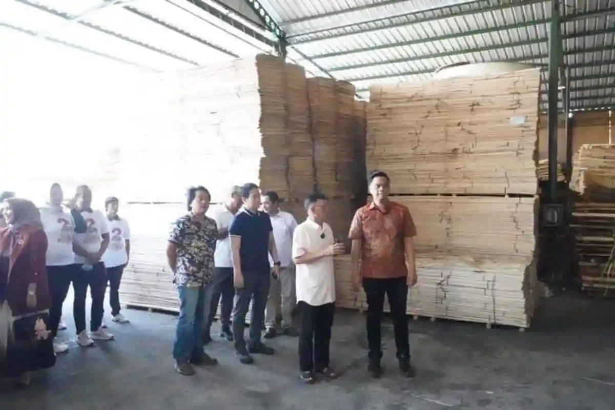 Mas Wiwit Tegaskan Dukungan Bagi Industri Lokal Saat Kunjungan ke UMKM Playwood Bangsri