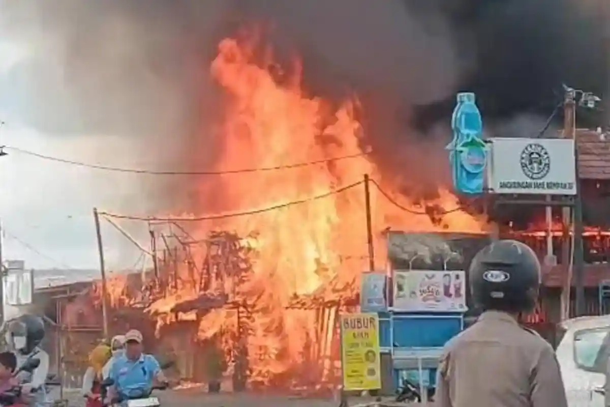 Kompor Lupa Dimatikan, Dua Rumah Makan di Pasar Kemis Ludes Dilalap Si Jago Merah
