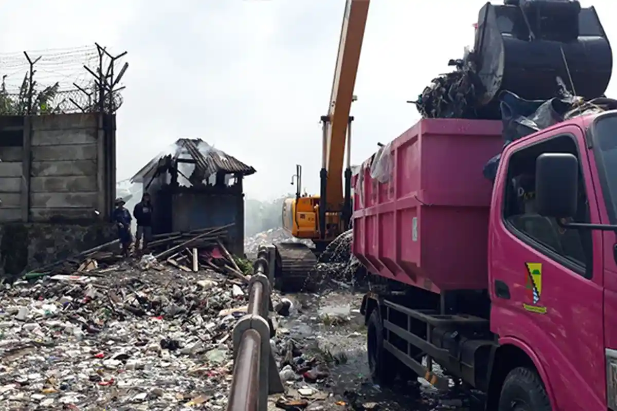 Lautan Sampah di Bojong Citepus Mulai Diangkut Petugas, Maksimal Angkut Dua Ritase