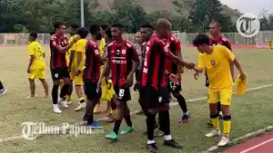 Para-pemain-Persipura-Jayapura-saat-bersalaman-bersama-pemain-Waanal-Brothers-FC.jpg